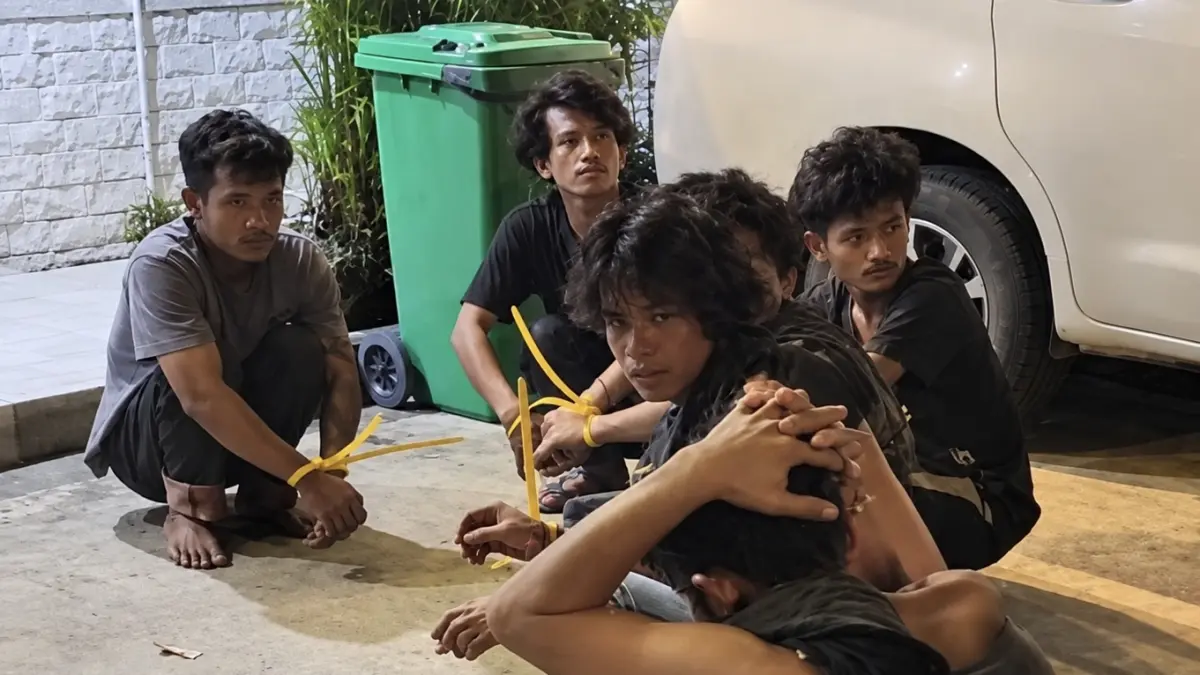 Komplotan pencuri mesin pendingin atau outdoor AC di Nagoya Newton saat diamankan di Mapolsek Lubukbaja. F.Istimewa