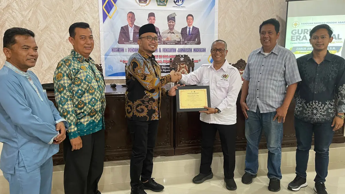 Para guru madrasah bersama narasumber dan jajaran Kemenag Batam usai mengikuti penguatan jurnalistik dan pemahaman hukum. F.Istimewa