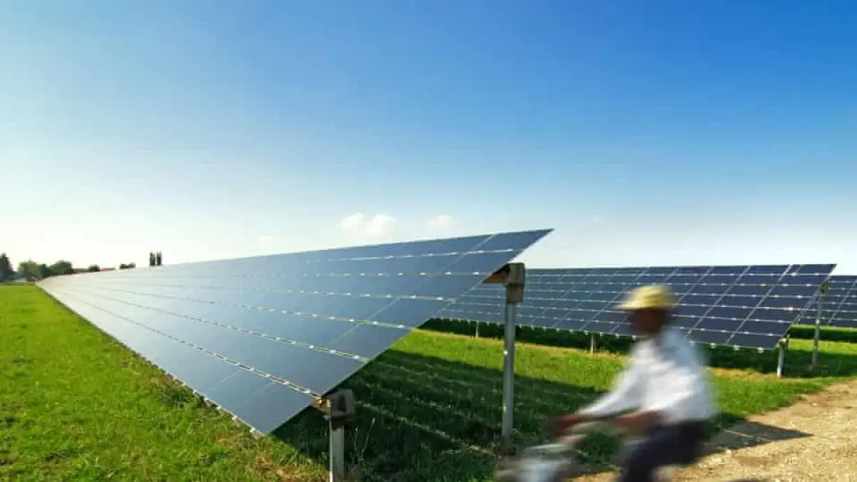Pembangkit listrik tenaga surya di dekat Munich, Jerman, yang menargetkan tambahan kapasitas energi surya 215 GW pada 2030 (The Guardian)