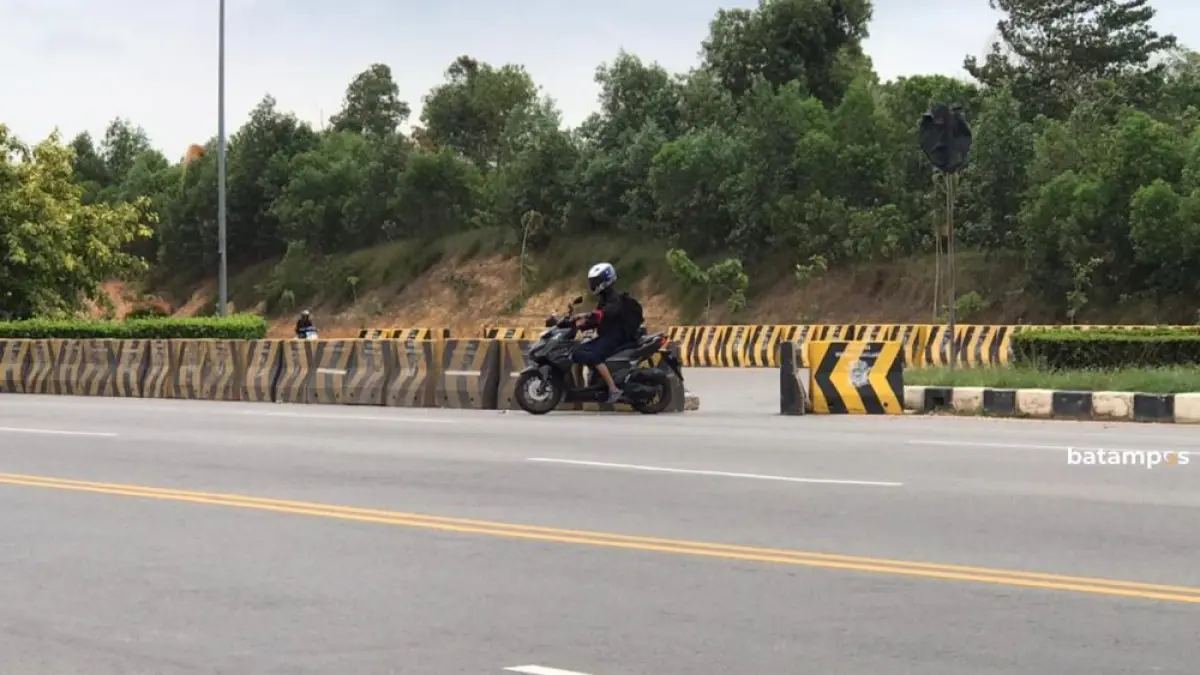 Pengendara melintas di U-turn Legenda Malaka yang dibuka secara ilegal. F. M. Sya’ban/Batam Pos.