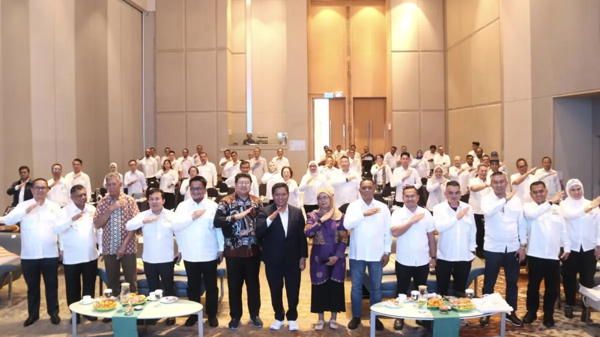 Ketua Kamar Dagang Indonesia Kepri Mustava bersama Ketua Kadin Kabupaten kota dan pengurus foto bersama dengan perwakilan Pemprov Kepri, Pemko Batam serta undang pada acara Rapinprov Kadin Kepri di Hotel Harris Batam Center, Kamis (25/9). F Cecep Mulyana/Batam Pos