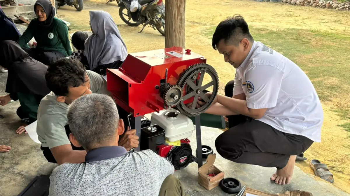 Tim PKM UMRAH sedang merakit mesin TTG untuk mengolah pupuk organik cair. f. sandy batam pos