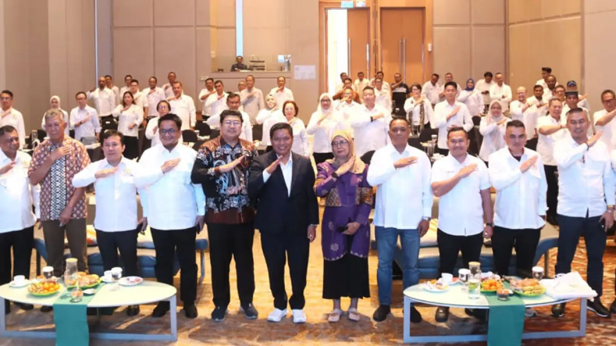 Ketua Kadin Kepri Mustava (tengah/jas hitam) bersama ketua Kadin kabupaten/kota, pengurus, serta perwakilan Pemprov Kepri, Pemko Batam, dan undangan berfoto bersama pada Rapimprov Kadin Kepri di Hotel Harris Batam Center, Kamis (25/9). Foto: Cecep Mulyana/Batam Pos