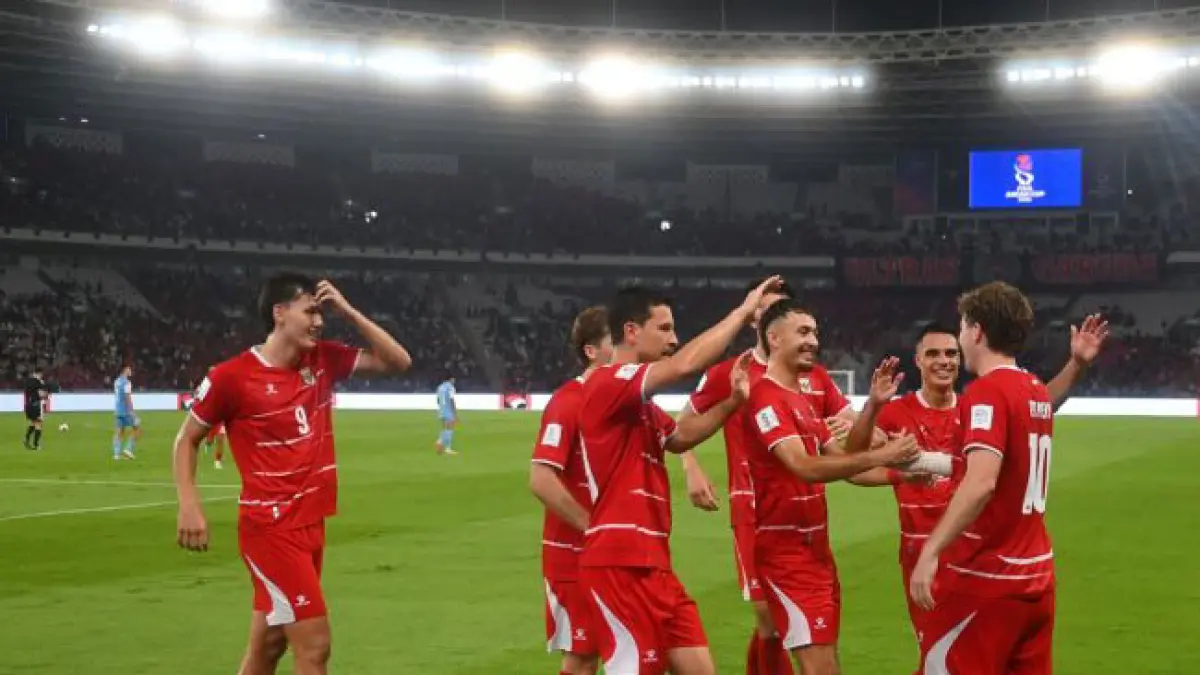 Pesepak bola Timnas Indonesia Ole Romeny (kanan) berselebrasi bersama rekannya usai mencetak gol ke gawang Timnas Singapura lewat tendangan pinalti dalam pertandingan penyisihan Grup A Divisi 1 FIFA ASEAN Cup 2026 di Stadion Utama Gelora Bung Karno, Senayan, Jakarta, Jumat (25/9/2026). Indonesia berhasil mengalahkan Singapura dengan skor 2-0. ANTARA FOTO/Rivan Awal Lingga/sgd