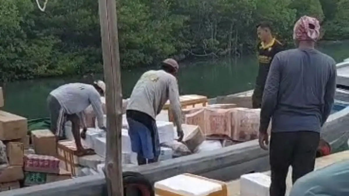 Aktivitas bongkar muat di pelabuhan sekitar Sei Gentong, Tanjunguban. F.Kiriman Agus untuk Batam Pos.