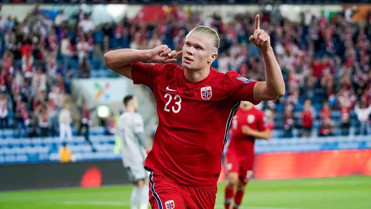 Erling Haaland merayakan golnya saat Norwegia menghadapi Denmark pada UEFA Nations League 2026/2027 di Ullevaal Stadium, Oslo, Kamis (24/9/2026).