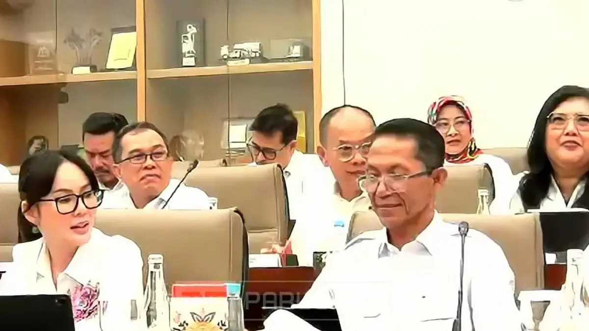 Kepala BP Batam Amsakar Achmad bersama Wakil Kepala BP Batam Li Claudia Chandra dan jajaran BP Batam saat RDP dengan Komisi VI DPR RI (17/9) F. Tangkapan Layar YouTube Parlemen TV