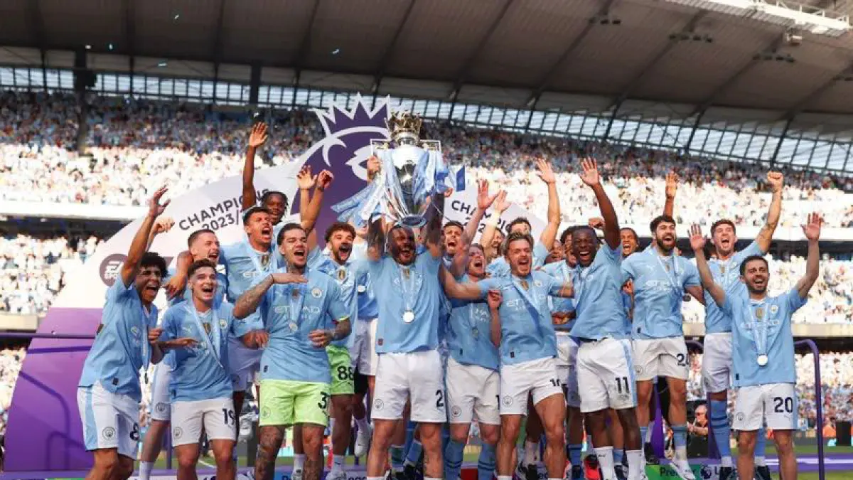 Manchester City mengangkat piala juara Liga Premier Inggris 2024. (https://www.premierleague.com/matchweek)