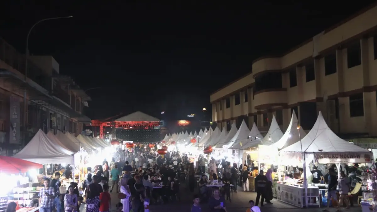 Pengunjung memadati bazar Khitong Batam Fest 2026 di kawasan Komplek Bumi Indah Nagoya, bJumat (25/9). F Cecep Mulyana/Batam Pos