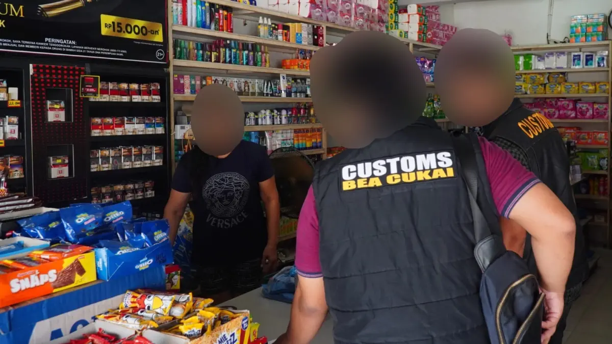 Petugas Bea Cukai Batam melakukan operasi cukai untuk memberantas rokok ilegal. F.Istimewa
