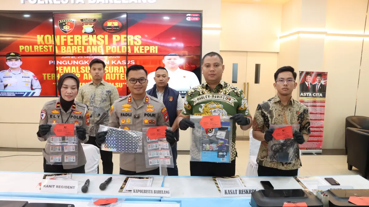 Wakapolresta Barelang AKBP Fadli Agus, Kasat Reskrim dan Kanit Regident Polresta Barelang menunjukkan barang bukti SIM palsu, Jumat (25/9). F.Istimewa