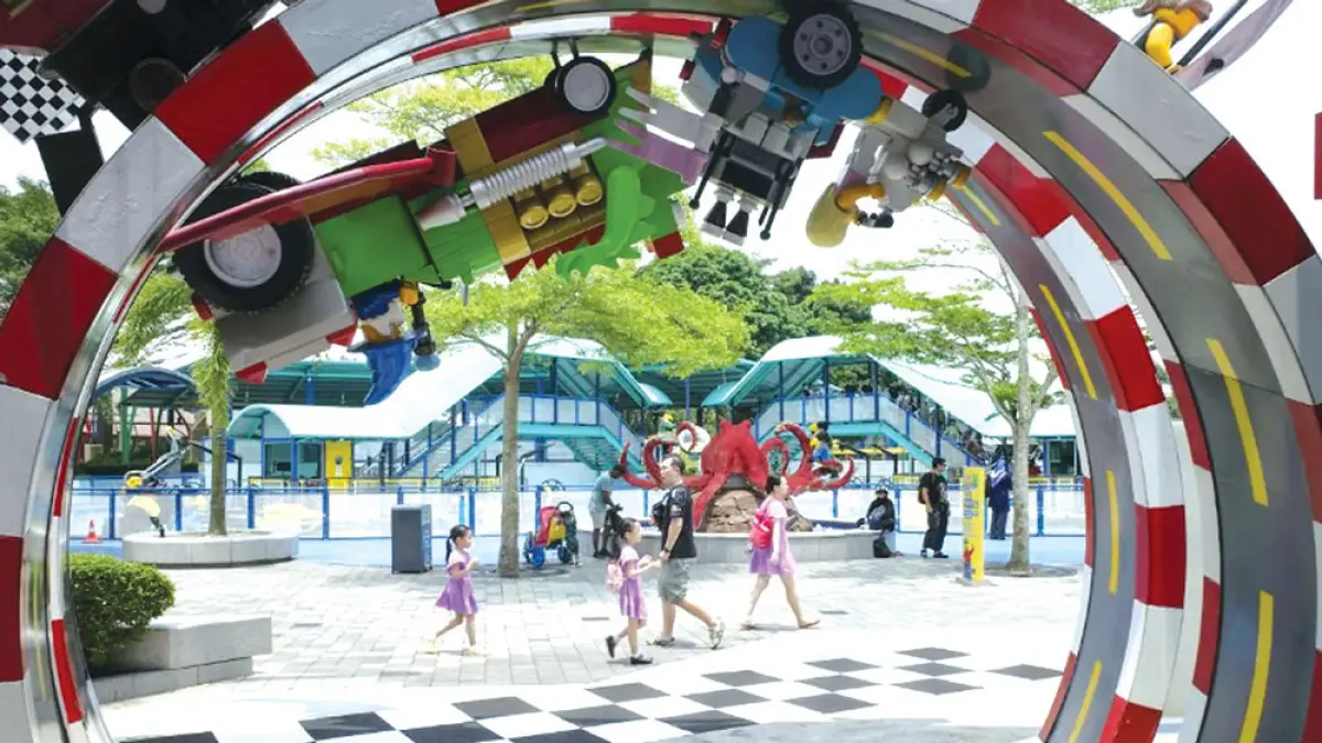 Wisatawan mengunjungi Legoland Malaysia di Johor Bahru, Malaysia pada 6 Oktober 2023. Foto: ANTARA/Xinhua/Cheng Yiheng.