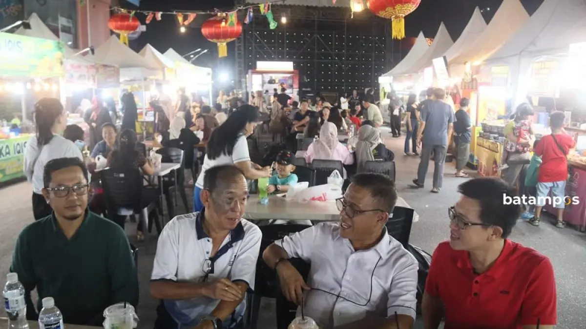 Dari kiri, Direktur Batam Pos, Yusuf Hidayat; Ketua Panitia Pawai Khitong dan Budaya Nusantara Batam-Kepri 2026, Susanto; Kepala Disbudpar Kota Batam, Ardiwinata; dan Sekretaris Pelaksana Pawai Khitong dan Budaya Nusantara Batam-Kepri 2026, Edy, di Kompleks Bumi Indah, Lubukbaja, Nagoya, Batam, Kamis (24/9). Foto: Cecep Mulyana/Batam Pos