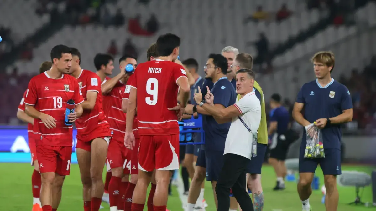 Pelatih John Herman mengarahkan timnya saat melawan Singapura pada FIFA ASEAN Cup di SUGBK, Jakarta, Jumat (25/9/2026). Klasemen FIFA ASEAN Cup 2026 usai Timnas Indonesia kalahkan Singapura 2-0. Garuda di bawah Malaysia karena selisih gol di Grup A. (Dery Ridwansah/ JawaPos.com)