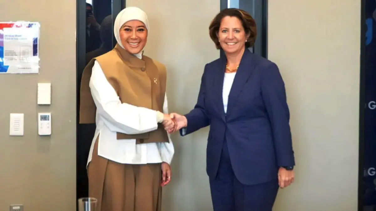 Menkomdigi, Meutya Hafid dalam pertemuan bilateral dengan President Microsoft Global Affairs, Lisa Monaco di New York, Amerika Serikat. Foto: Komdigi