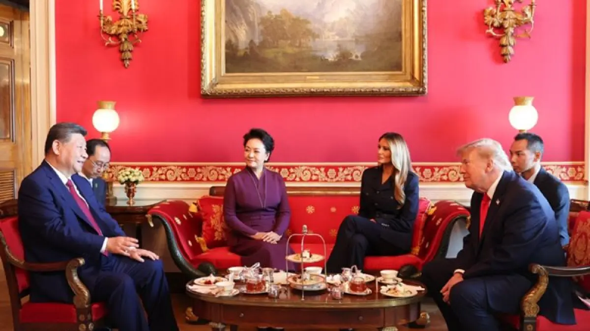 Presiden China Xi Jinping (kiri) dan Ibu Negara China Peng Liyuan (tiga kiri) berbincang santai sembari menikmati teh bersama Presiden Amerika Serikat Donald Trump (kanan) dan Ibu Negara AS Melania Trump (tiga kanan) di Washington, D.C., Amerika Serikat, Jumat (25/9/2026). (ANTARA/HO-Pemerintah China)