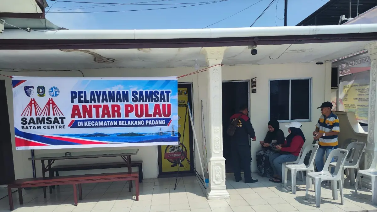 Petugas melayani warga dalam kegiatan Samsat Antar Pulau di Mako Polsek Belakang Padang, Sabtu (26/9). Layanan ini memudahkan masyarakat mengurus pembayaran pajak kendaraan dan administrasi STNK tanpa harus menyeberang ke pusat pelayanan di Batam. F.Istimewa