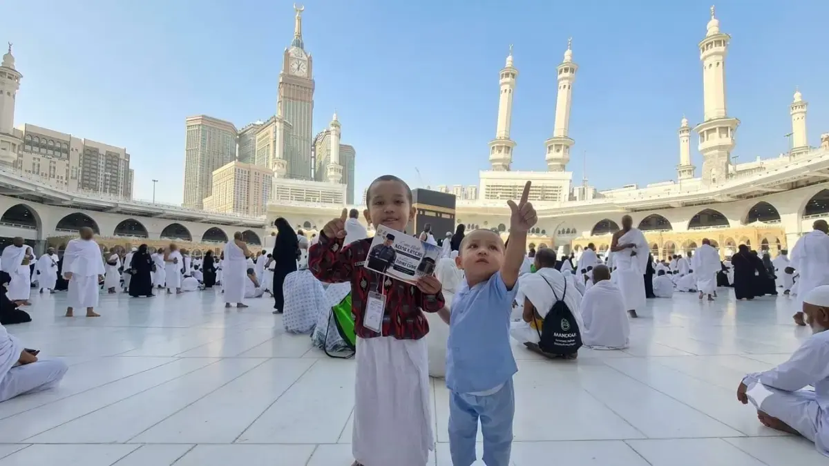 Dua bocah bernama Ulil Presisi dan Attar Presisi saat berada di Tanah Suci Mekah sekaligus melaksanakan ibadah umroh.(ist)