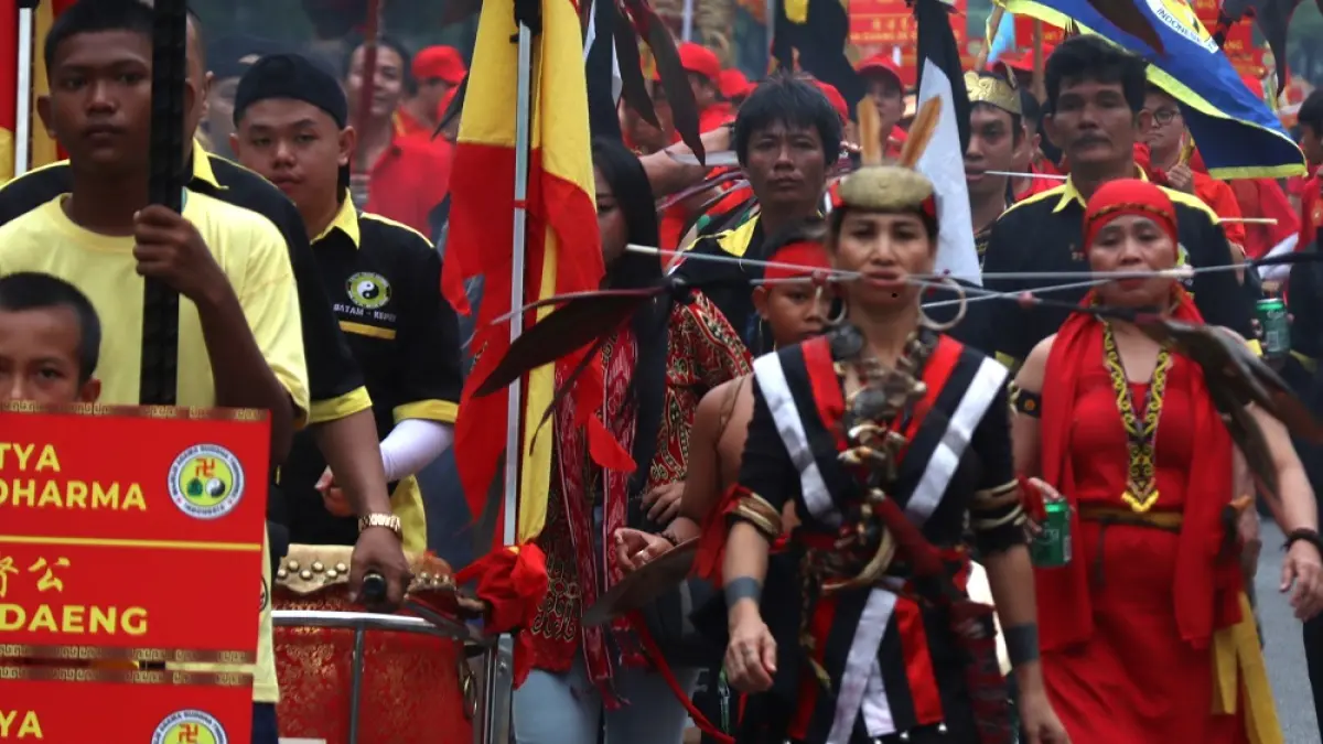 Peserta menampilkan berbagai atraksi budaya dalam Pawai Khitong dan Budaya Nusantara Batam-Kepri 2026 di Kompleks Bumi Indah, Nagoya, Lubukbaja, Minggu (27/9). Sebanyak 68 tim dari dalam dan luar negeri ambil bagian dalam kegiatan tersebut. Foto: Cecep Mulyana/Batam Pos
