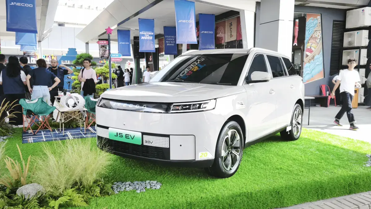 JAECOO J5 EV, salah satu model mobil listrik yang banyak mengaspal di jalanan Indonesia. (JawaPos)