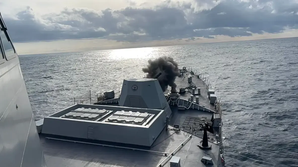 KRI Prabu Siliwangi-321 melakukan uji tembak meriam 127 milimeter di Italia. (TNI AL)