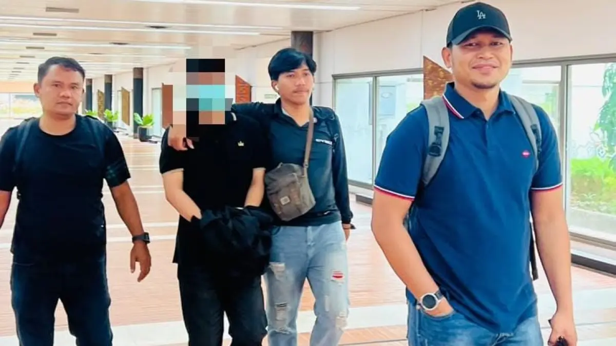 Pelaku setelah dijemput di Lampung untuk dibawa ke Bintan. F.Daeng Salamun untuk Batam Pos.