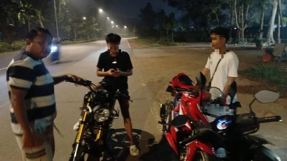 Petugas mengamankan motor berknalpot brong di kawasan Sekupang, Sabtu (26/9) malam. F.Istimewa