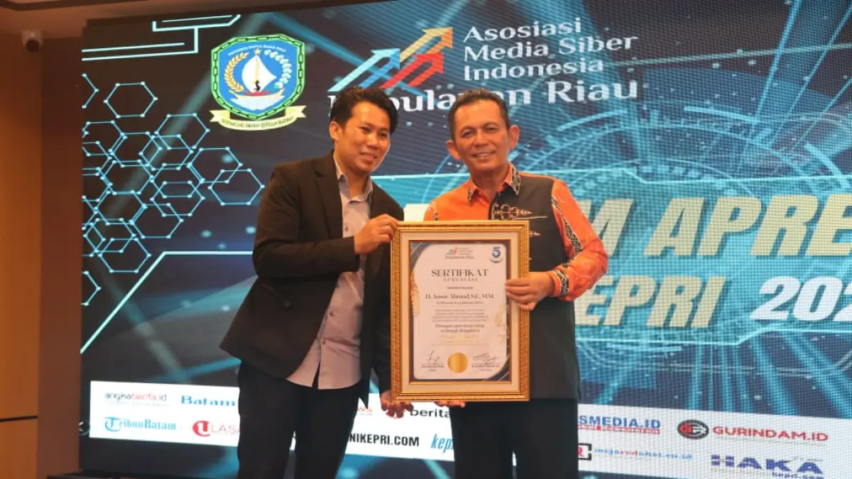 Ketua Asosiasi Media SIber Indonesia (AMSI) Provinsi Kepri, Jailani memberikan apresiasi ke Gubernur Kepri, Ansar Ahmad pada malam apresiasi yang digelar sempena 5 tahun AMSI Kepri berdiri di Nite & Day Laguna Hotel, Tanjungpinang, Sabtu (26/9)F. AMSI Kepri.