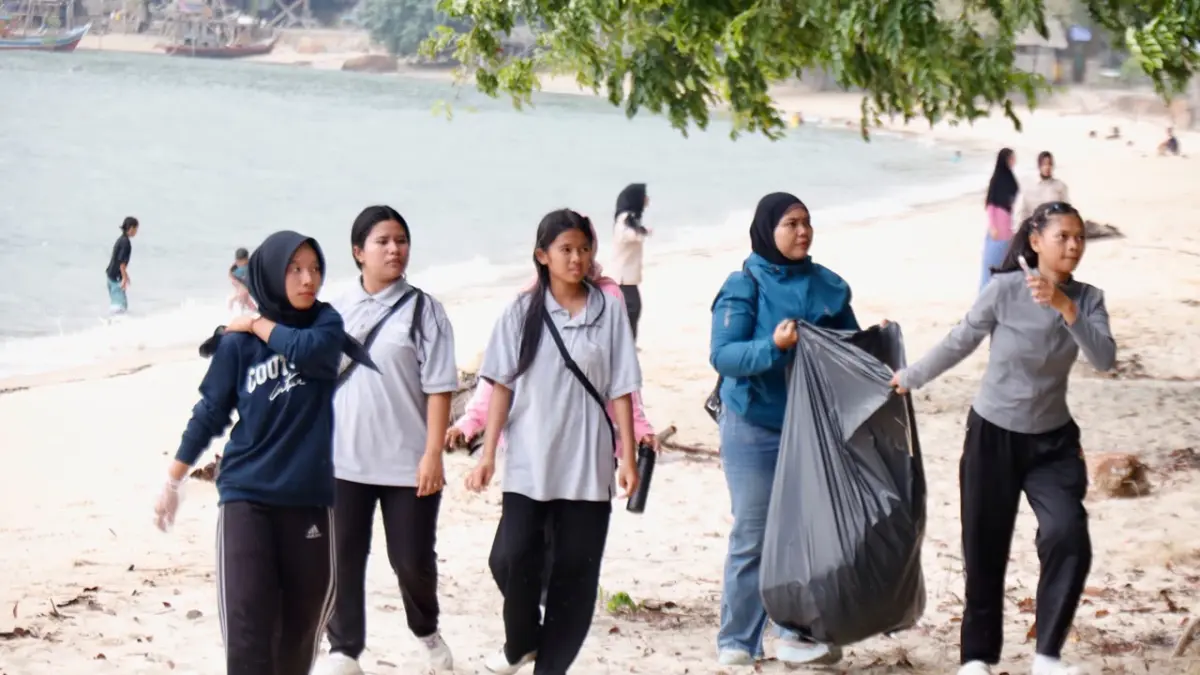 Relawan pariwisata membersihkan objek wisata Pantai Pelawan dalam memperingati Hari Pariwisata Sedunia 2026. F.Istimewa