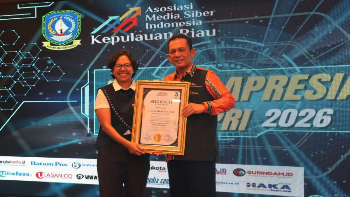 Wakil Ketua Umum Asosiasi Media Siber Indonesia (AMSI) Indonesia Citra Dyah Prastuti menyerahkan penghargaan kepada Gubernur Kepri Ansar Ahmad atas kontribusi mendukung ekosistem media siber yang sehat dan profesional di Kota Tanjungpinang, Sabtu (26/9/2026). F. AMSI Kepri