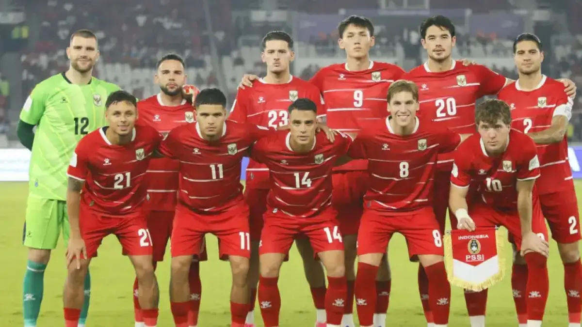 Timnas Indonesia berfoto bersama sebelum melawan Timnas Singapura dalam laga penyisihan Grup A Divisi 1 FIFA ASEAN Cup 2026 di Stadion Utama Gelora Bung Karno, Senayan, Jakarta, Jumat (25/9). Simak prediksi skor Timnas Indonesia vs Malaysia di FIFA ASEAN Cup 2026. Garuda dan Harimau Malaya bertarung demi menjaga asa lolos final.(Dery Ridwansah/JawaPos.com)