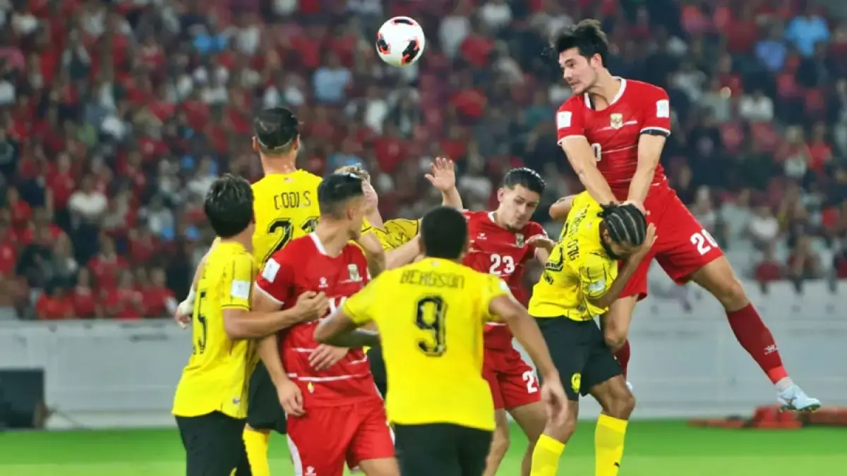 Aksi para pemain Timnas Indonesia saat melawan Malaysia di FIFA ASEAN Cup 2026. (Dery Ridwansah/JawaPos.com)