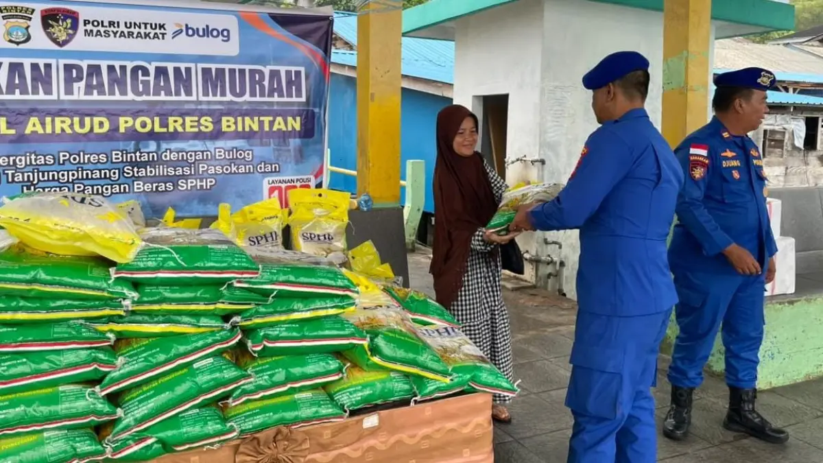 Gerakan Pangan Murah yang digelar Satpolairud Polres Bintan di dermaga Desa Kelong, Kecamatan Bintan Pesisir, Senin (28/9/2026). F.Satpolairud Bintan untuk Batam Pos.