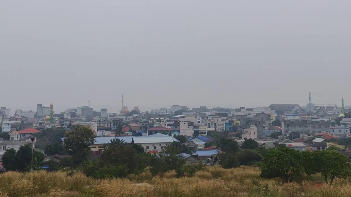 Kabut asap dari Sumatera menyebabkan udara di Karimun dinyatakan tidak sehat. f.Sandy P/batam pos