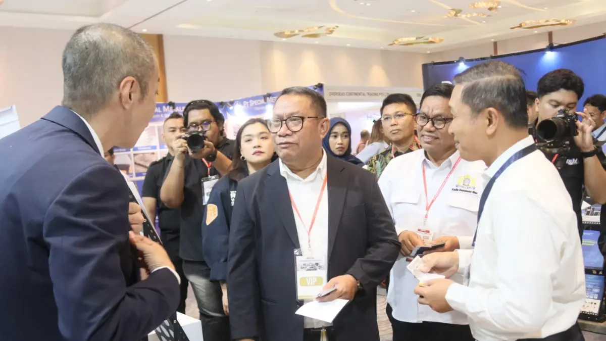 Deputi Investasi BP Batam Fary Djemy Francis bersama Portofolio Director PT Pamerindo Indonesia Meysia Stephanie, Ketua Kamar Dagang Indonesia Kepri Mustava membuka  meninjau stan pameran pada pembukaan The Premier Manufacturing Expo in Batam  di Radisson Golf & Convention  Center Batam, Selasa (29/9). F Cecep  Mulyana/Batam Pos