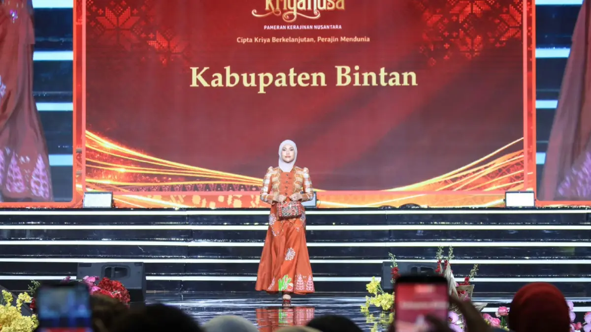 Ketua Dekranasda Bintan, Hafizha Rahmadhani tampil membawa batik bermotif otak-otak di Parade Ketua Dekranasda Kabupaten/Kota di Pameran Kriyanusa 2026, Jakarta International Convention Center (JICC) Jakarta Pusat, Senin (28/9/2026). F. Zoko untuk Batam Pos.