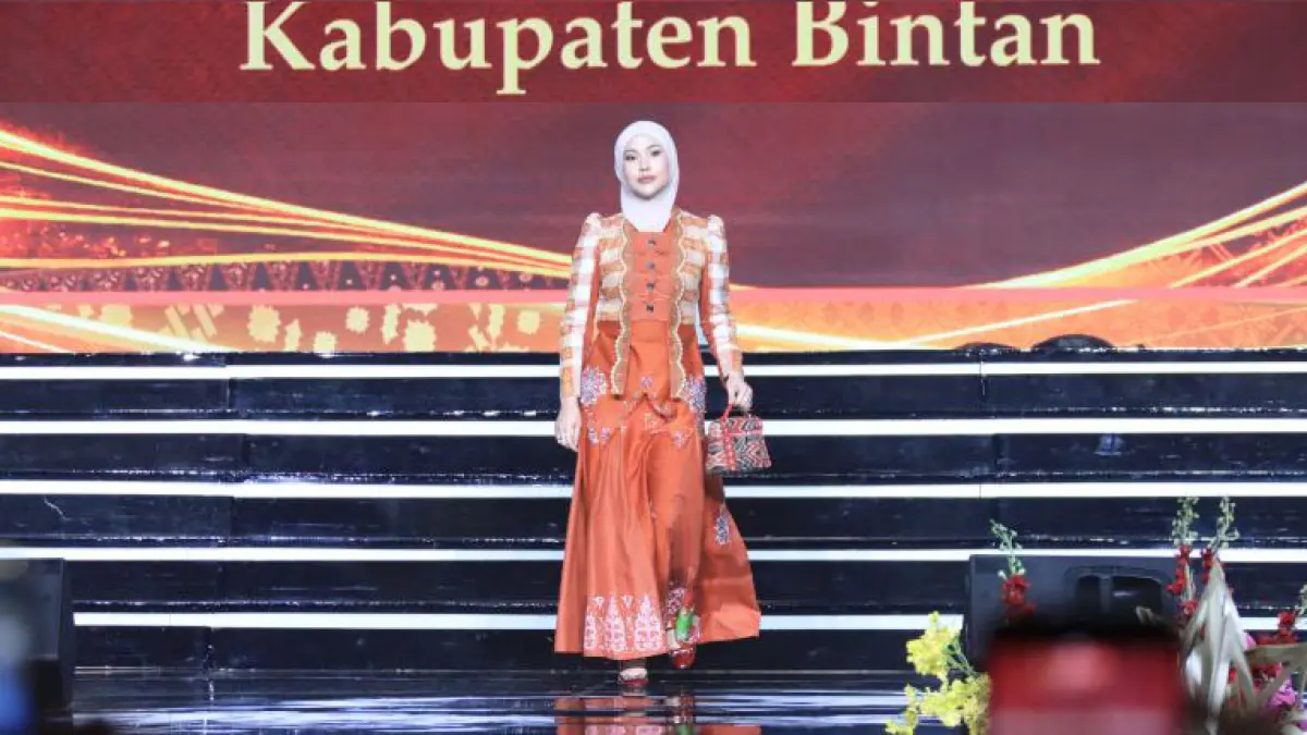 Ketua Dewan Kerajinan Nasional Daerah (Dekranasda) Kabupaten Bintan Hafizha mengenakan busana berbahan Batik bermotif otak-otak pada Pameran Kriyanusa 2026 di Jakarta International Convention Center (JICC) Senayan, Jakarta Pusat, Senin (28/9/2026). F. Diskominfo Bintan