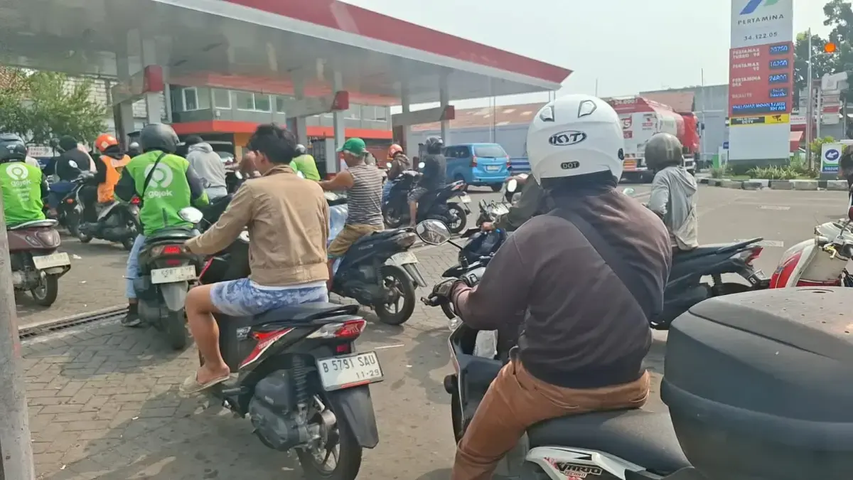 Ilustrasi antrean kendaraan di jalur Pertalite mengular di SPBU Palmerah, Jakarta Barat. (JawaPos)