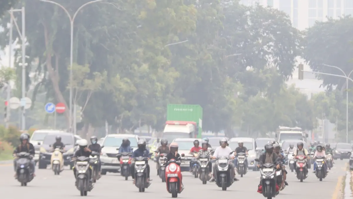 Kabut asap kiriman semakin pekat menyelimuti langit kota Batam, Senin (28/9). Kabut asap ini menyebabkan kualitas udara menjadi kurang sehat. F Cecep Mulyana/Batam Pos