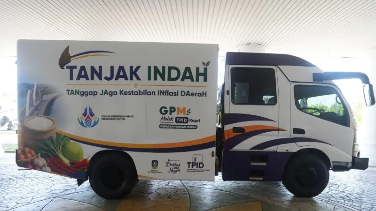 Pemprov Kepri menerima bantuan satu unit kendaraan operasional hibah dari Bank Indonesia (BI) untuk mendukung program gerakan pangan murah mobile dan tematik (GPM MOLEK), Selasa (29/9/2026). ANTARA/Ogen)