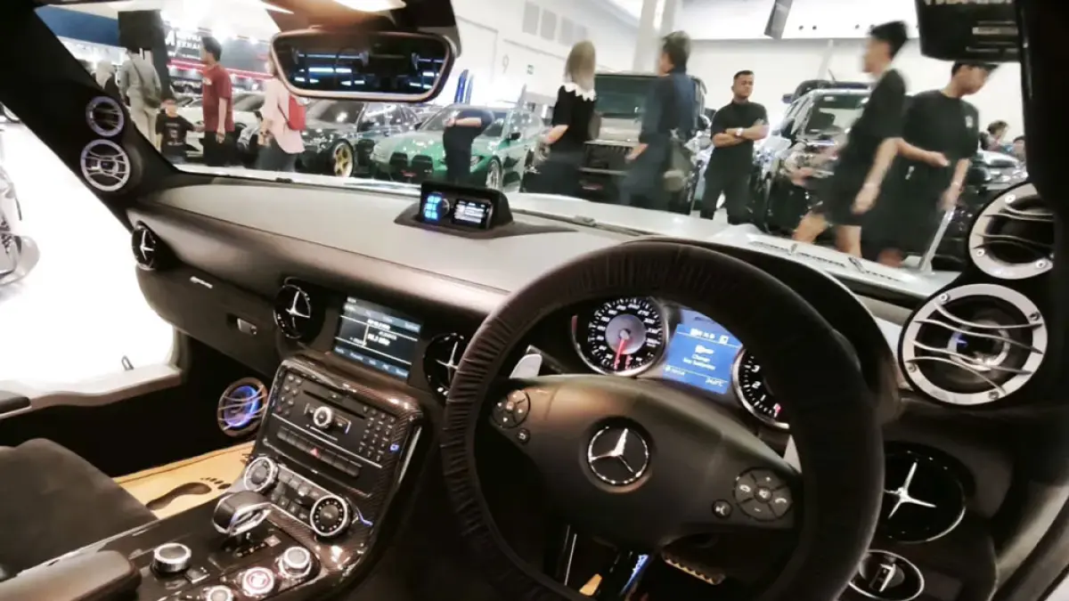 Penampakan interior Mercedes-Benz SLS AMG yang sudah dibekali sistem audio high-end. FOTO: Dinarsa Kurniawan/JawaPos.com