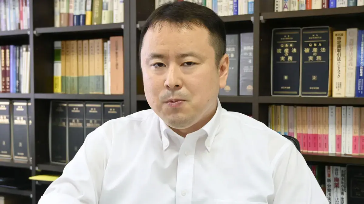 Pengacara Yasufumi Sasanami berbicara dalam sebuah wawancara di Tokyo pada 14 Juli 2026. (Kyodo)