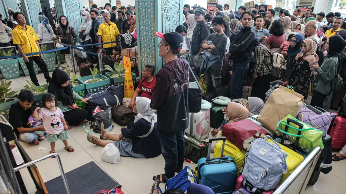 Sejumlah penumpang kereta api jarak jauh menunggu dan memadati area depan Stasiun Senen, Jakarta, Selasa (28/04/2026). (Jawa Pos)