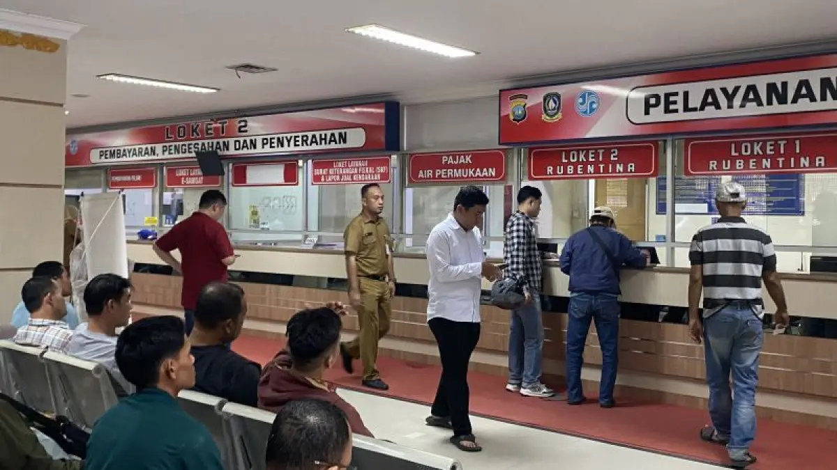 Suasana antrean yang ramai di loket pembayaran pajak pada UPTD PPD Samsat Batam Centre Pemprov Kepri di Batam, Kepri, Selasa (29/9/2026). (ANTARA/Amandine Nadja)