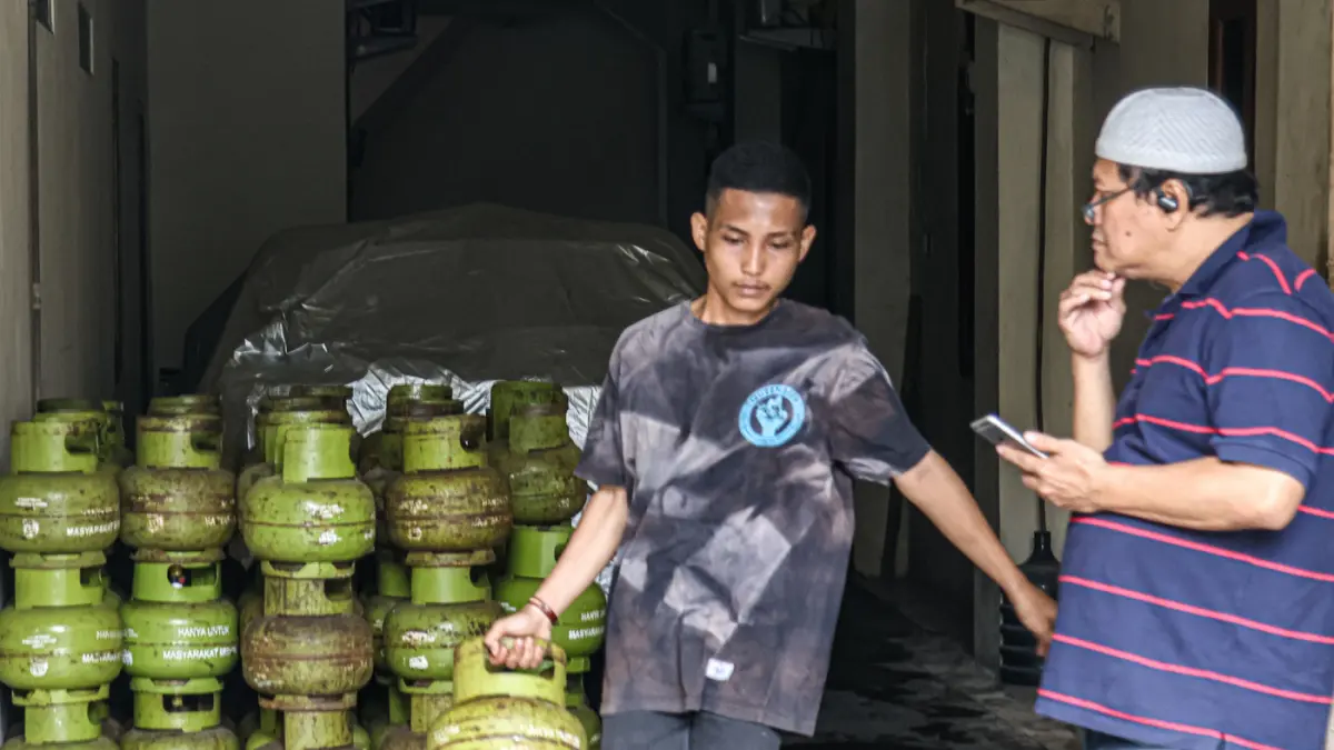 Warga membeli LPG 3 kg bersubsidi yang masih langka karena keterbatasan stok di salah satu pangkalan gas di Jakarta, Selasa (4/2/2025). (Jawa Pos)