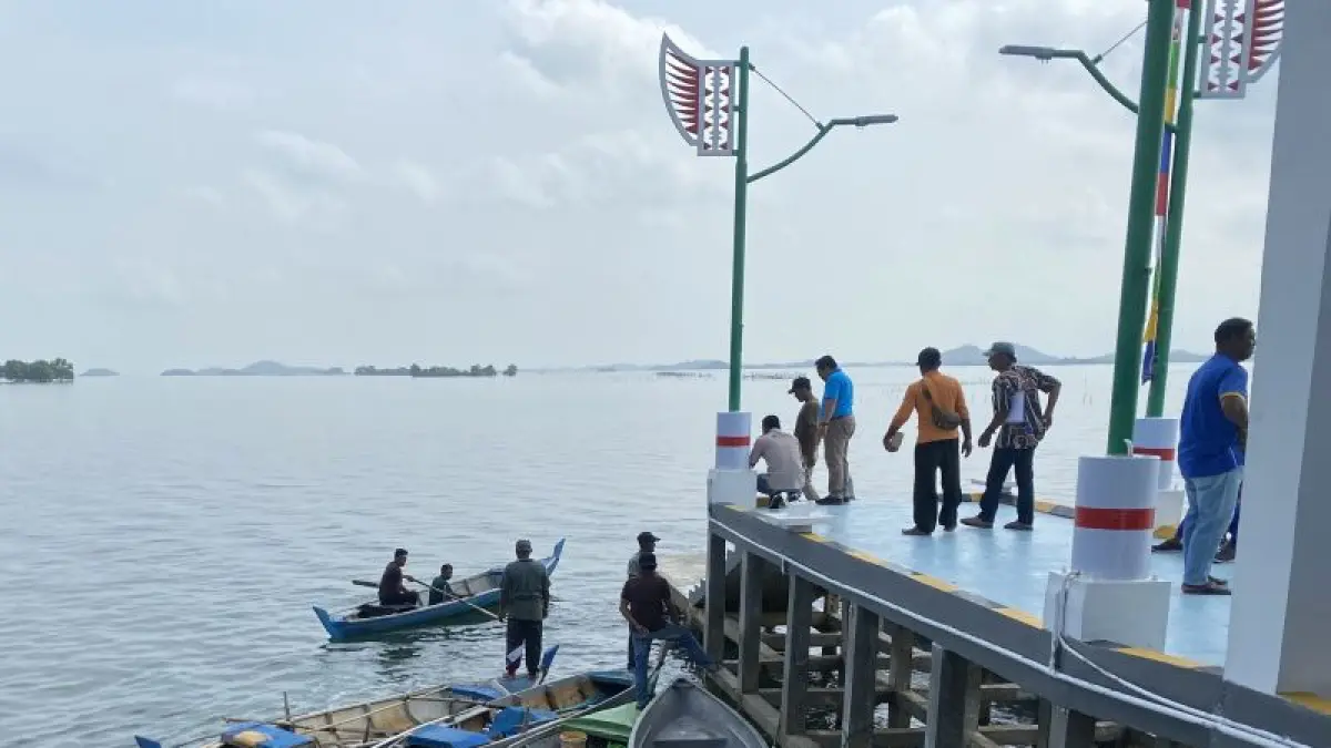 Beberapa kapal nelayan dan nelayan berkumpul di dermaga Kampung Nelayan Merah Putih di Pulau Kasu Batam, Kepri (22/9/2026). (ANTARA/Amandine Nadja)