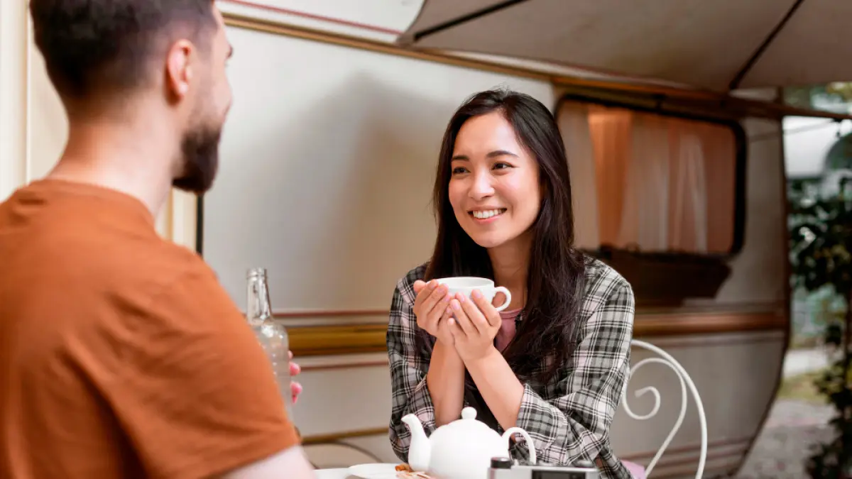 Cara unik perempuan menampilkan naksir pada pria.(ist)