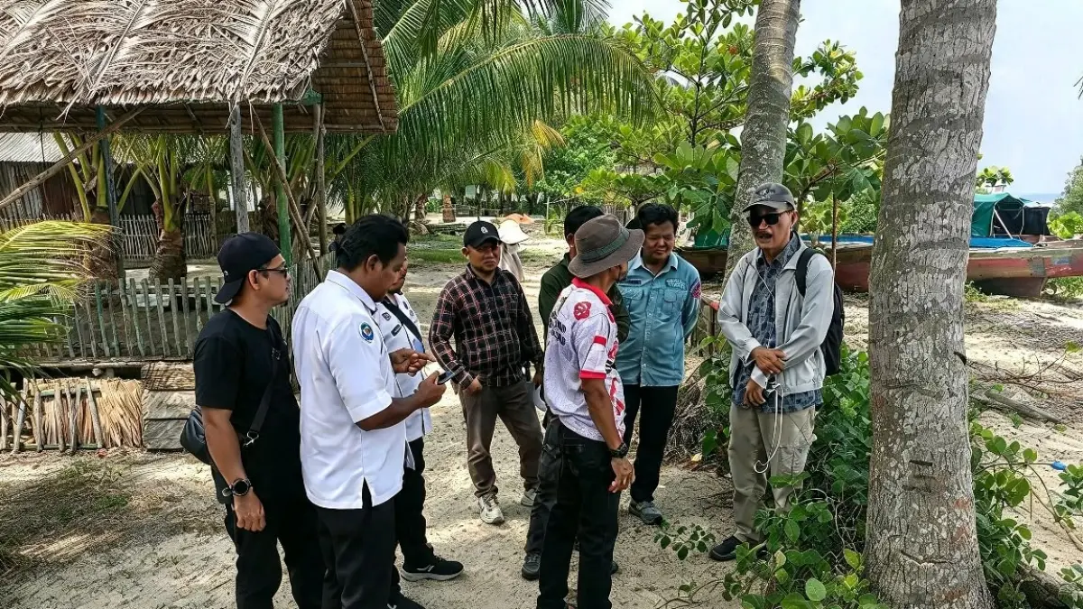 Dinas Perikanan Kabupaten Karimun bersama Camat Selat Gelam dan KKP survei lokasi yang dibangunnya kampung nelayan merah putih (KNMP). f. sandi batam pos