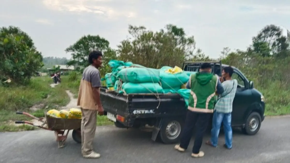 Penyerahan bantuan benih padi kepada petani di Natuna pada September 2026. ANTARA/HO-DKPP Natuna