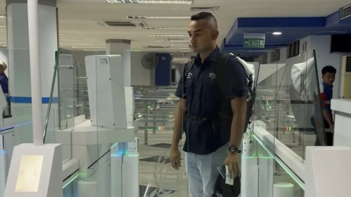 Seorang penumpang yang menggunakan autogate pada TPI Imigrasi di pelabuhan Batam, Kepri. F-Imigrasi Batam
